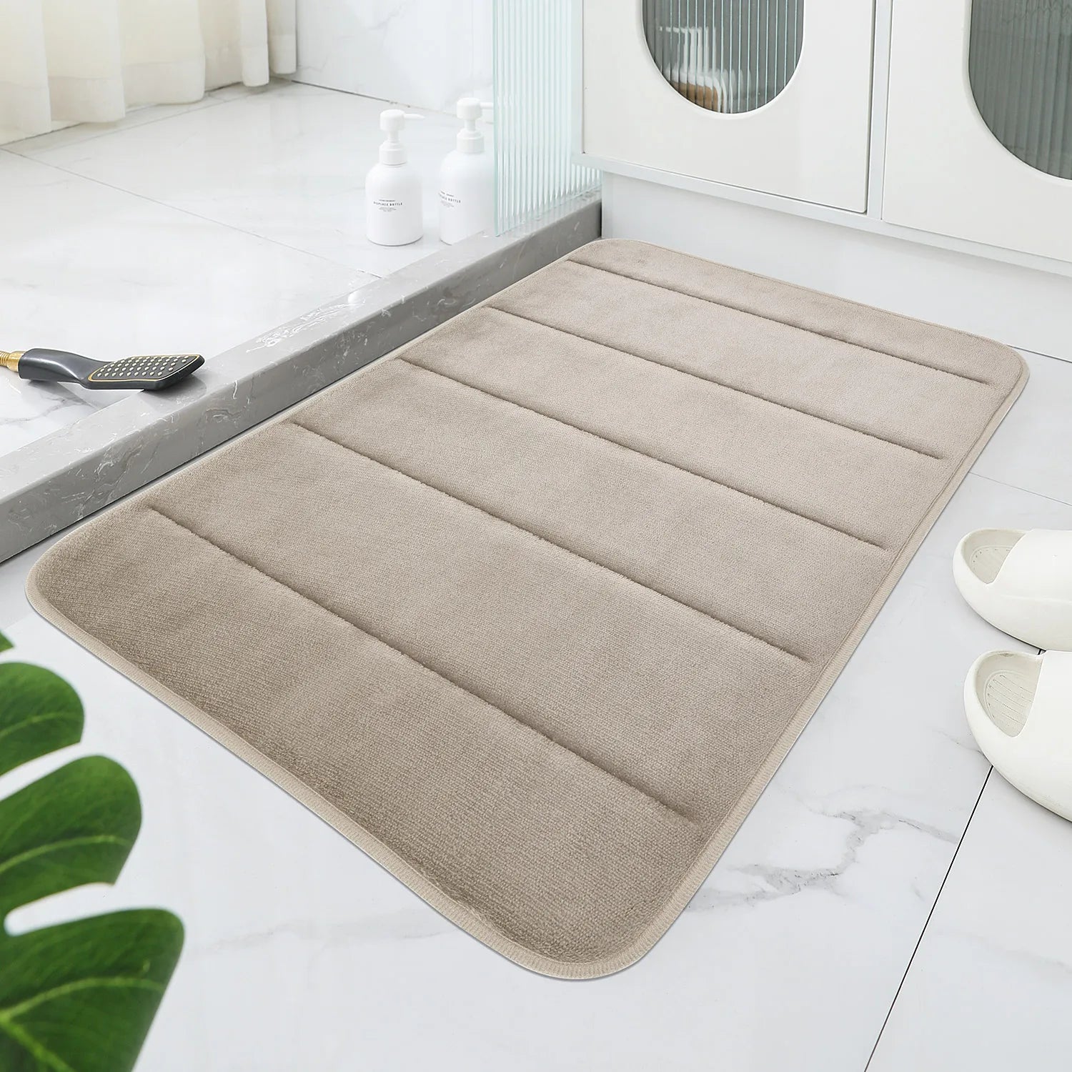 Velvet Bathroom Mat with Embossed Geometric Pattern